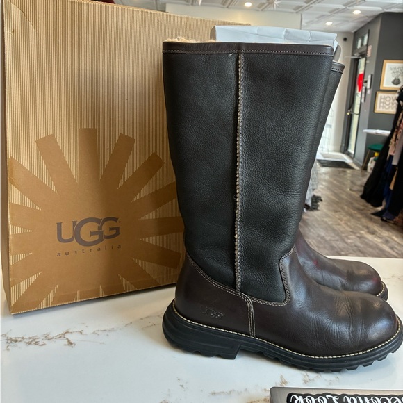 UGG Women's Brooks Tall boots in brown leather NWT size 9 - Picture 2 of 5